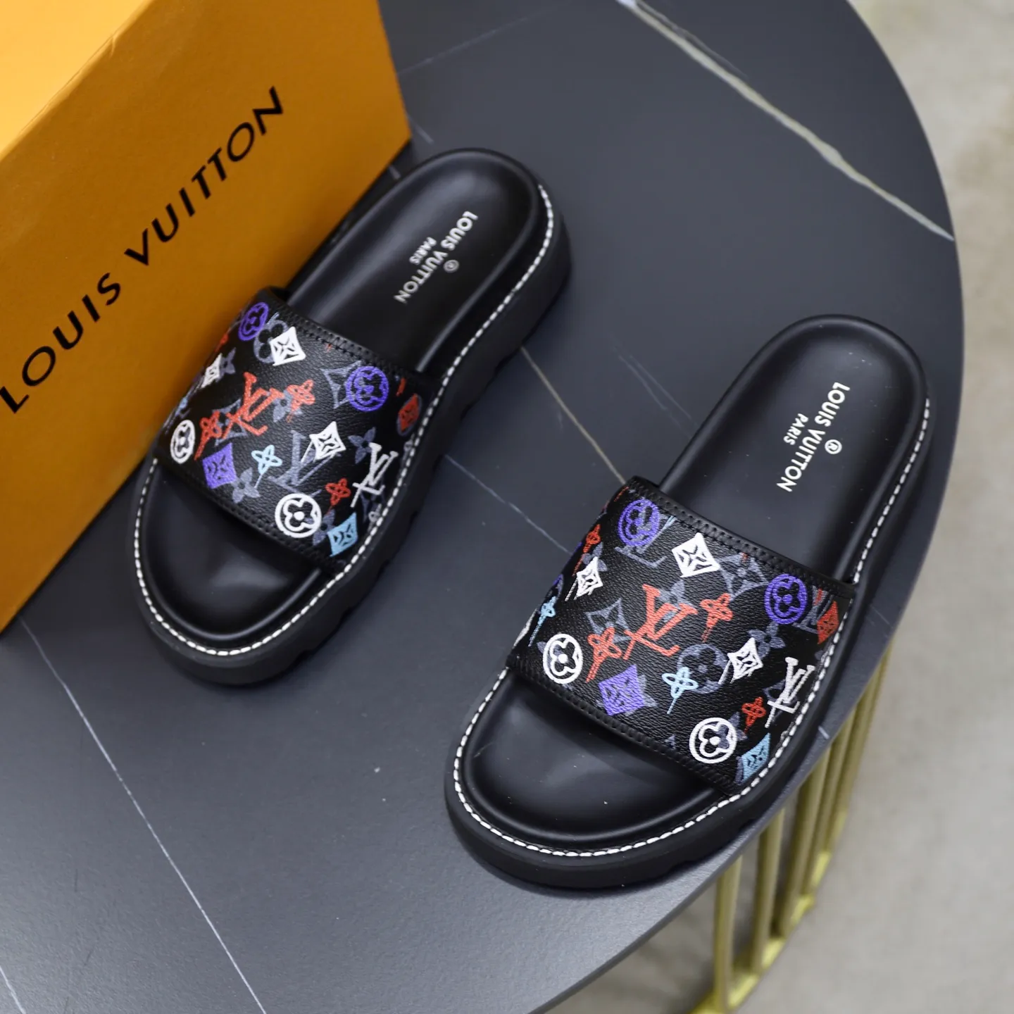 Ex-factory price: 320💰🙅‍♂️🙅‍♂️🙅‍♂️ Brand: LV Louis Vuitton Standard code: 38-45 Grade: Same as the official website Material: Original material design Original rubber wear-resistant molded outsole Style category: Men's fashion sandals Distinguished luxury brand elements Top luxury Color: Actual picture color